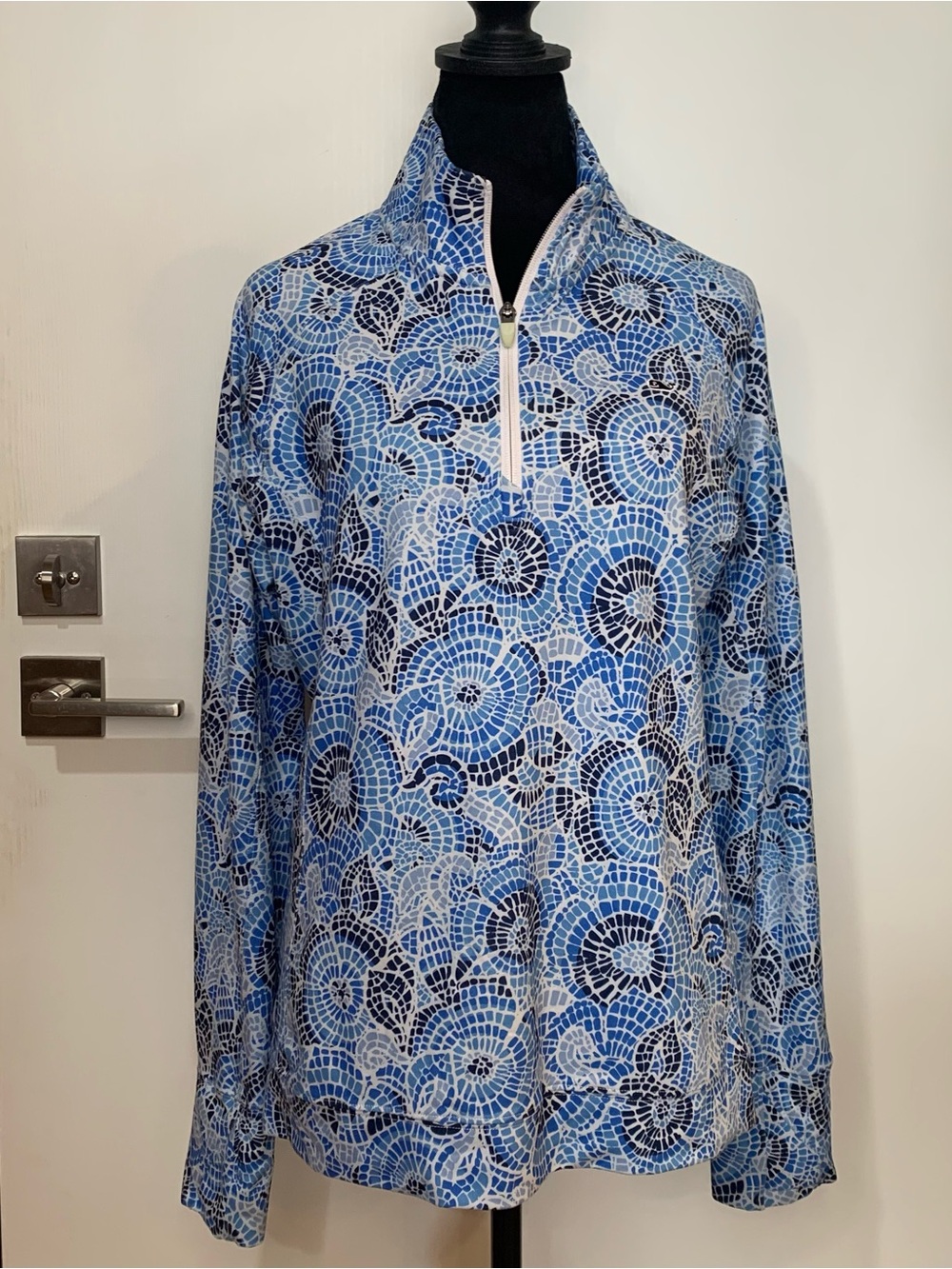 Vineyard Vines PERFORMANCE Blue Mosaic Long Sleeve 1/4 Zip Pullover. Large